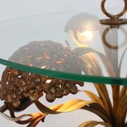 Table basse de style Hollywood Regency avec éclairage et fleurs en laiton, France