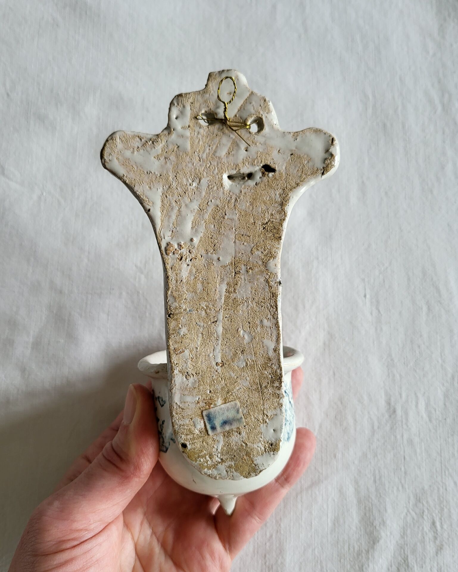 Ancien Bénitier en Faïence bleue et blanche Christ Croix