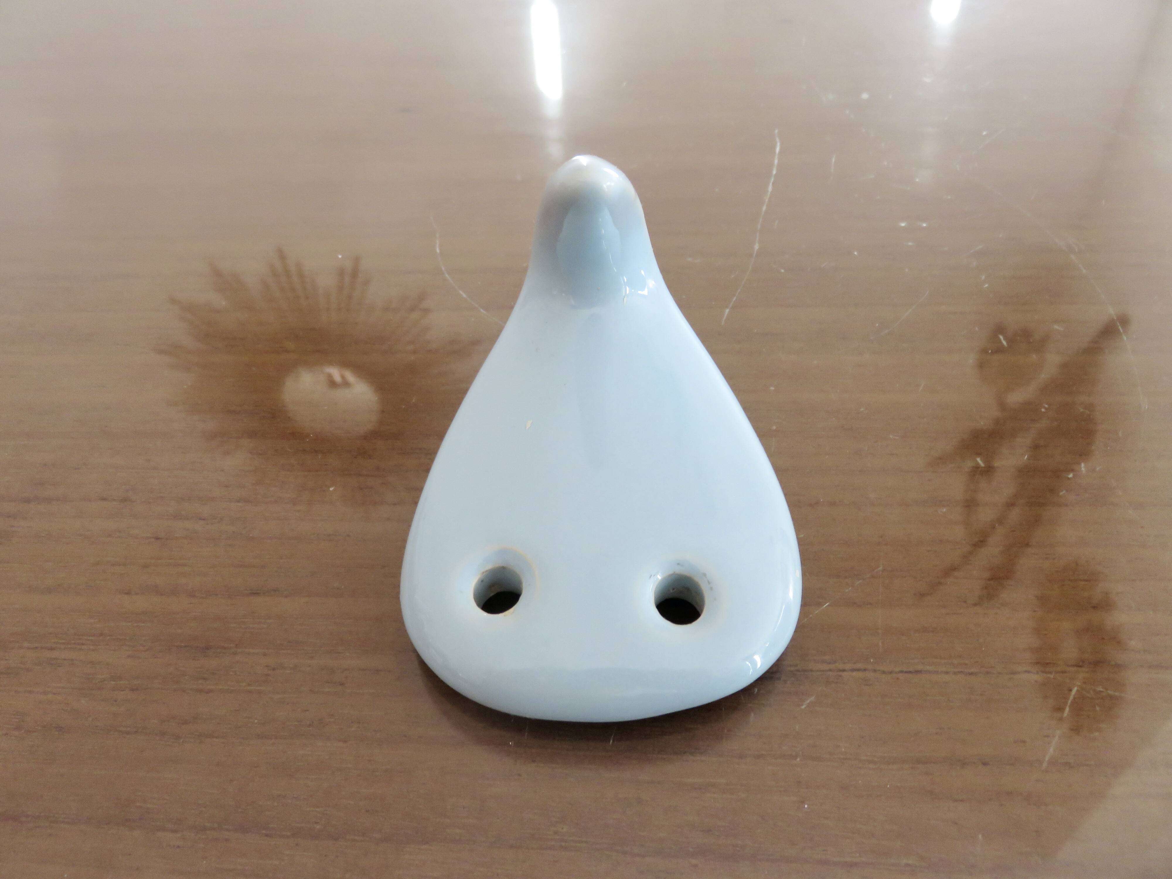 Patère art déco en porcelaine bleu pâle années 30 40