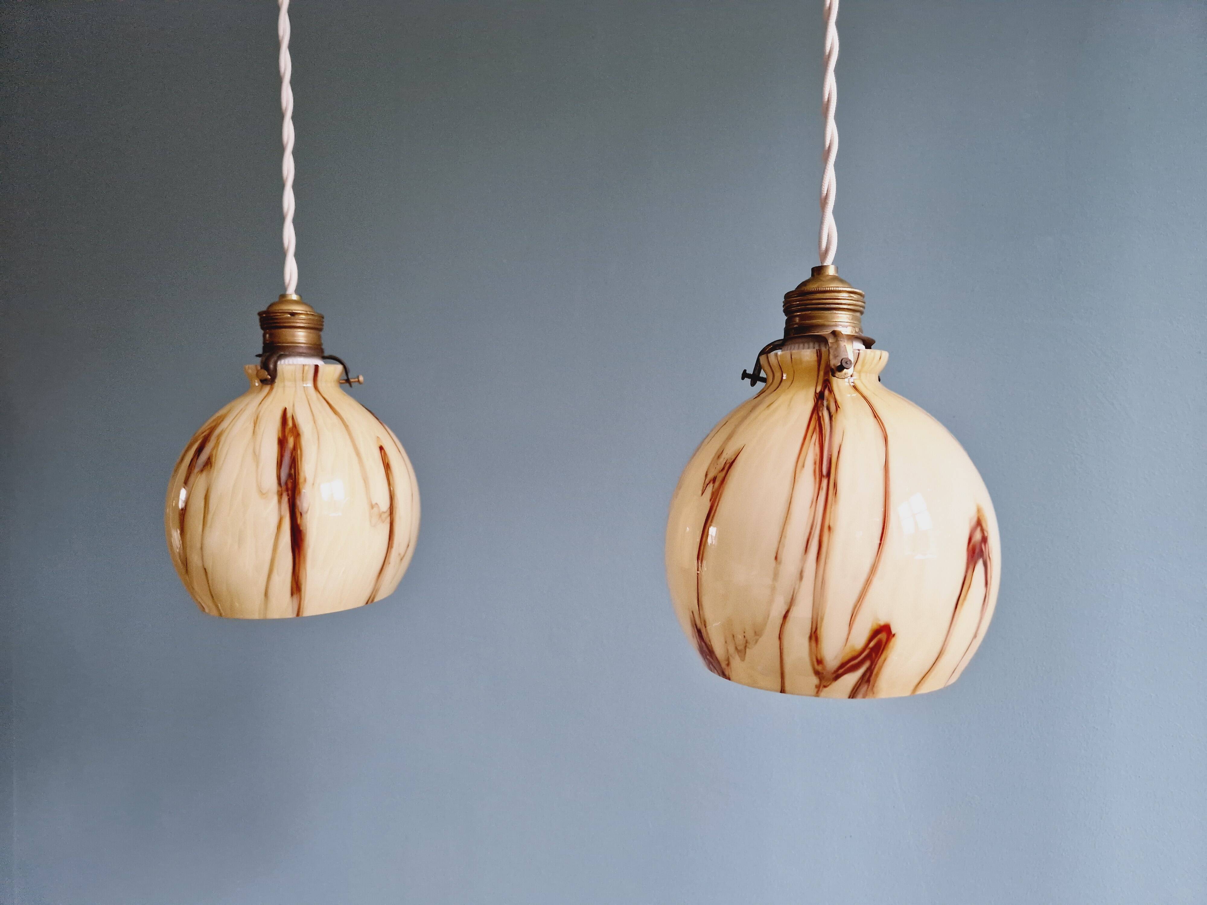 Duo de suspensions Art Déco en opaline marbrée, années 1920-30