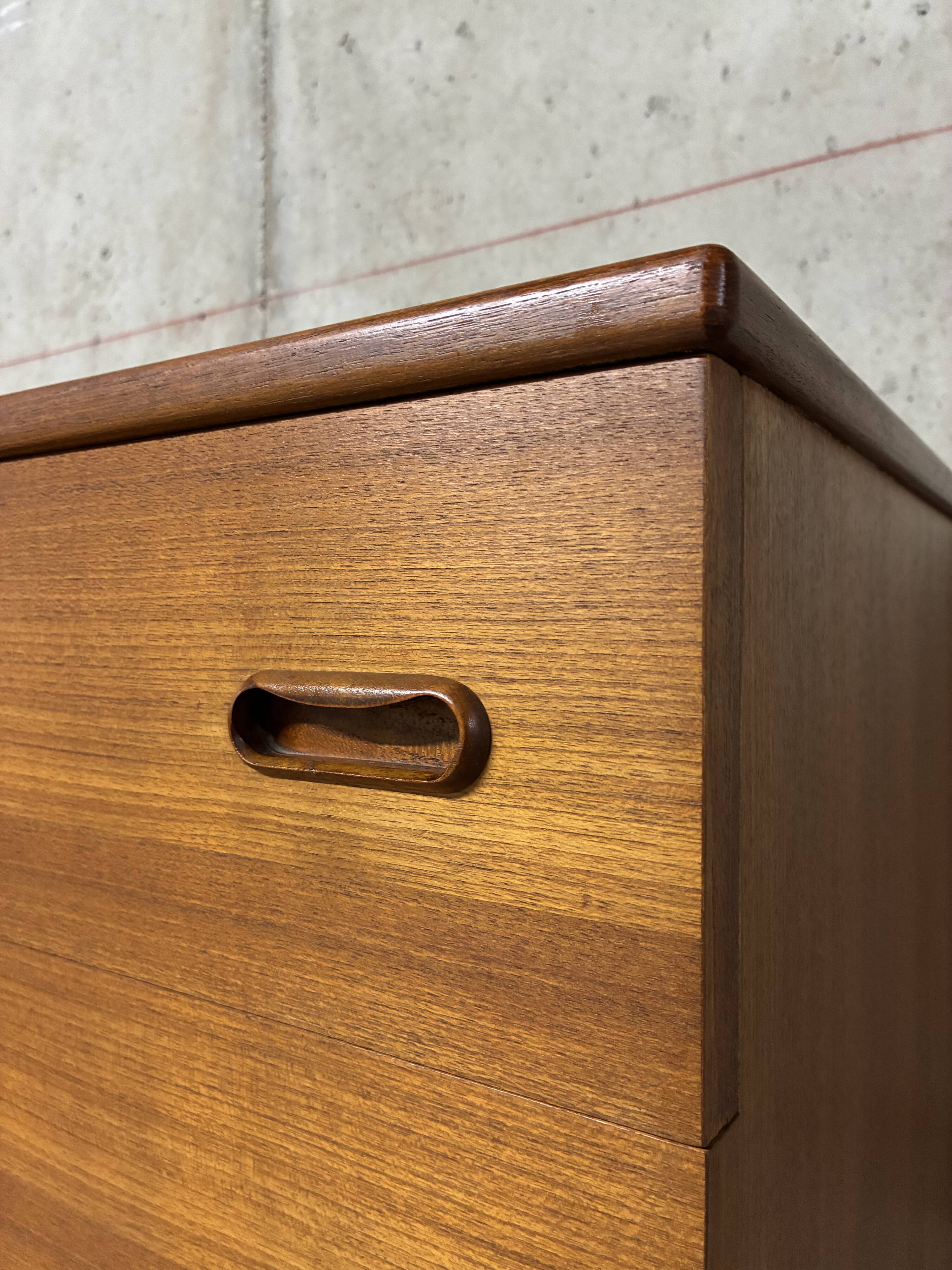 Double enfilade commode with 6 drawers, vintage Scandinavian from the 1960s.