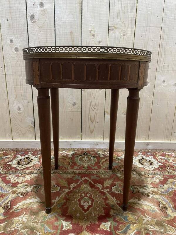 Table bouillotte de style Louis XVI en marqueterie et marbre