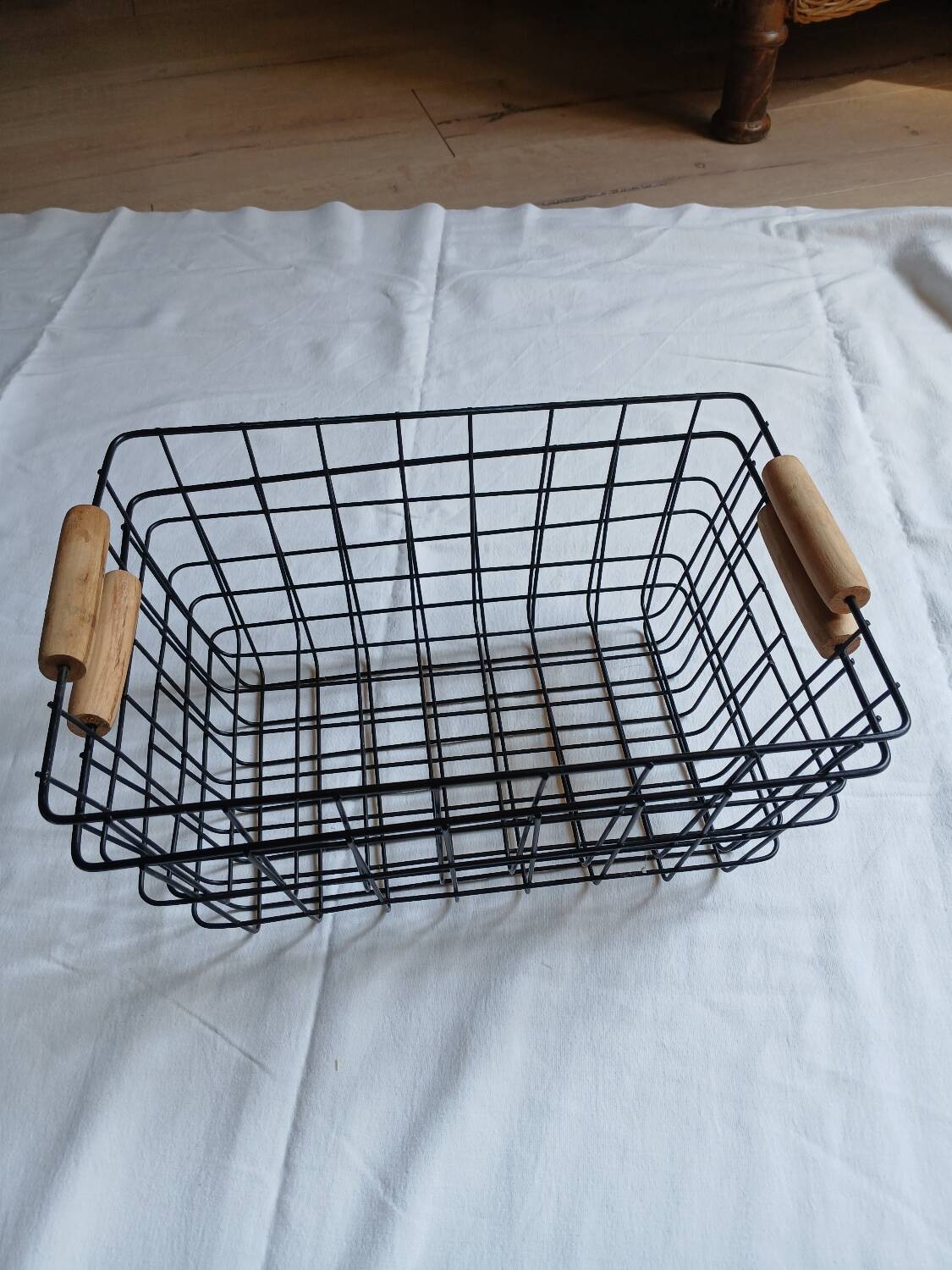 2 metal baskets