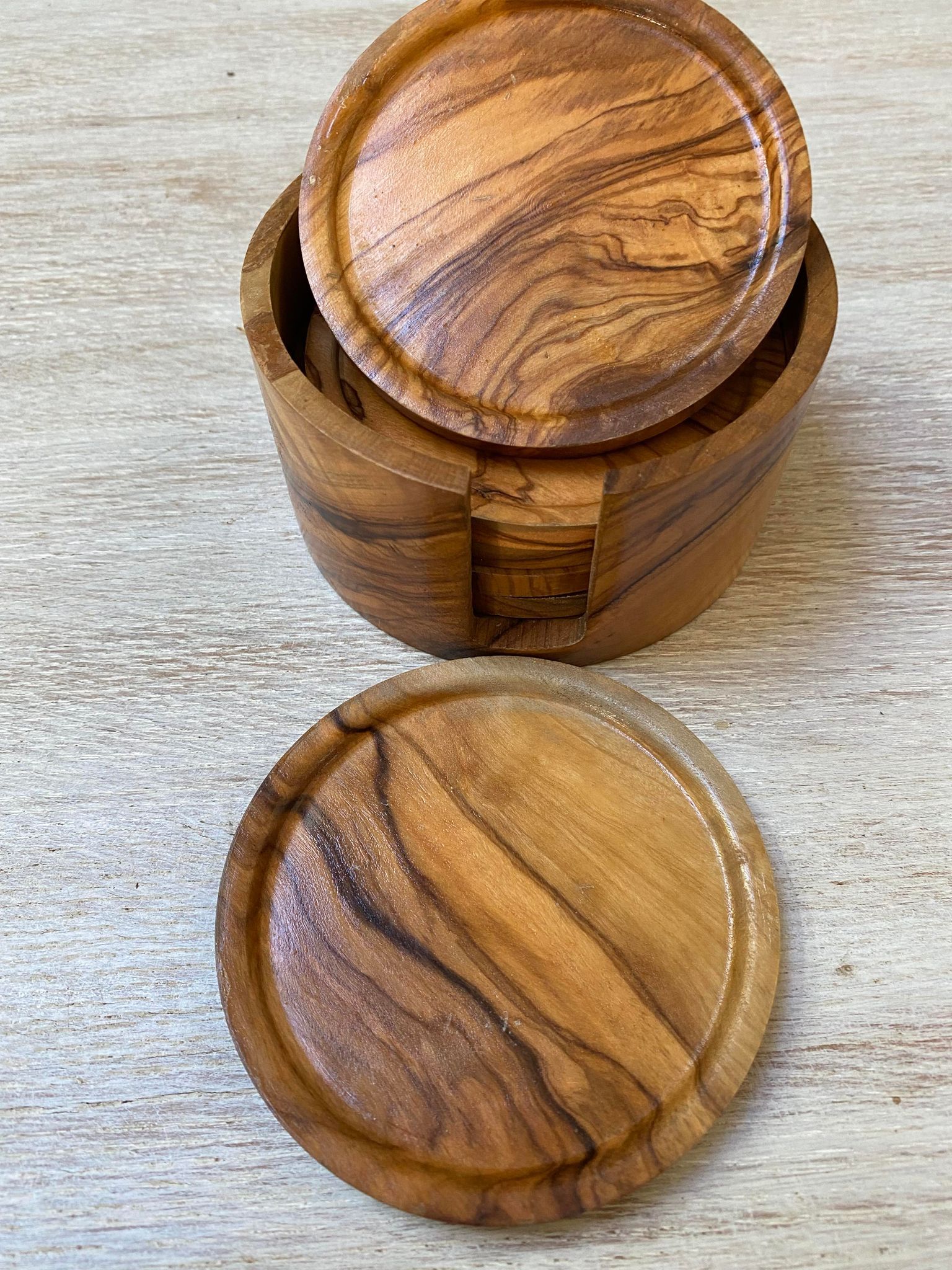 6 coasters in olive wood and their storage box