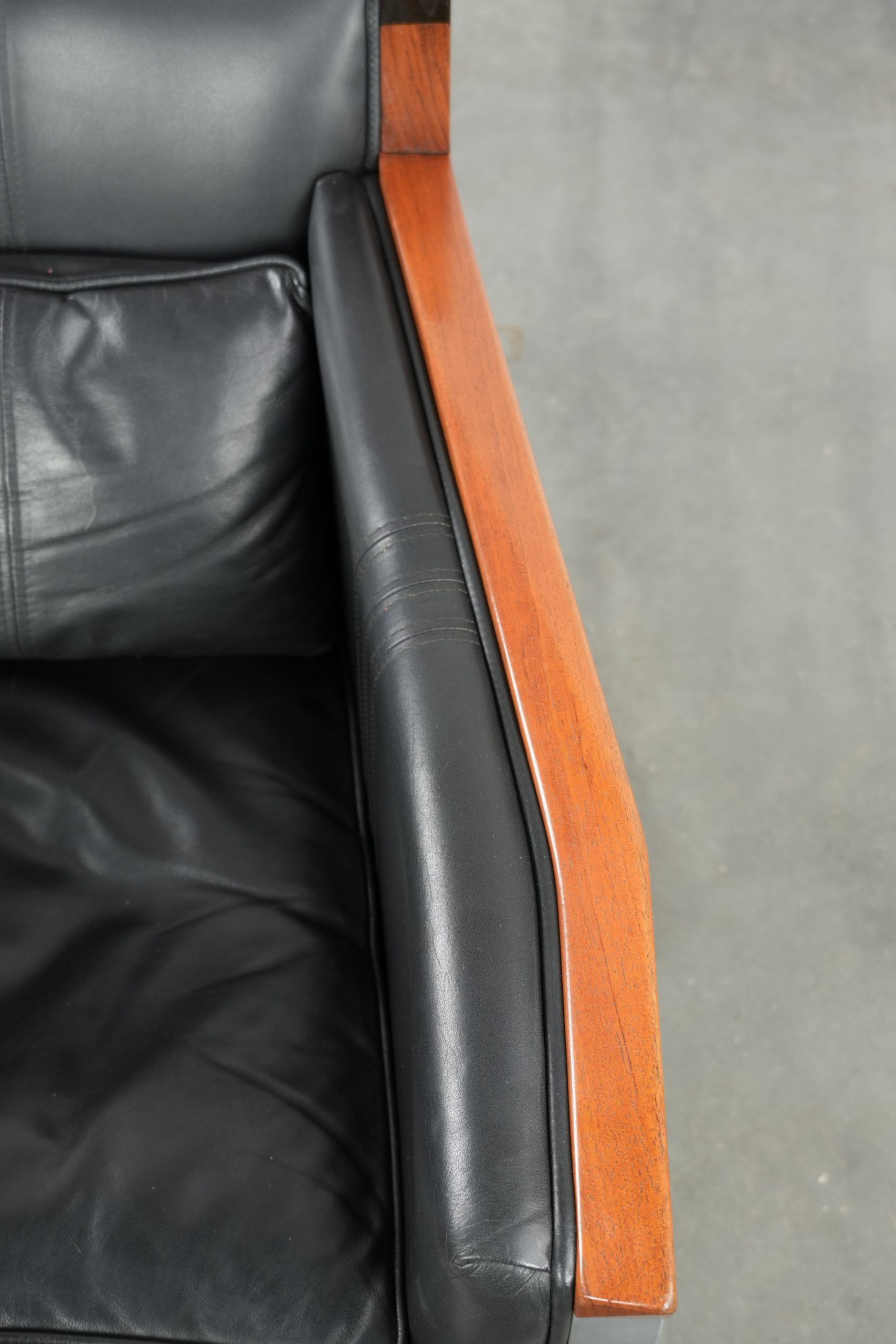 Fauteuil en cuir noir de style Art Déco en bon état.