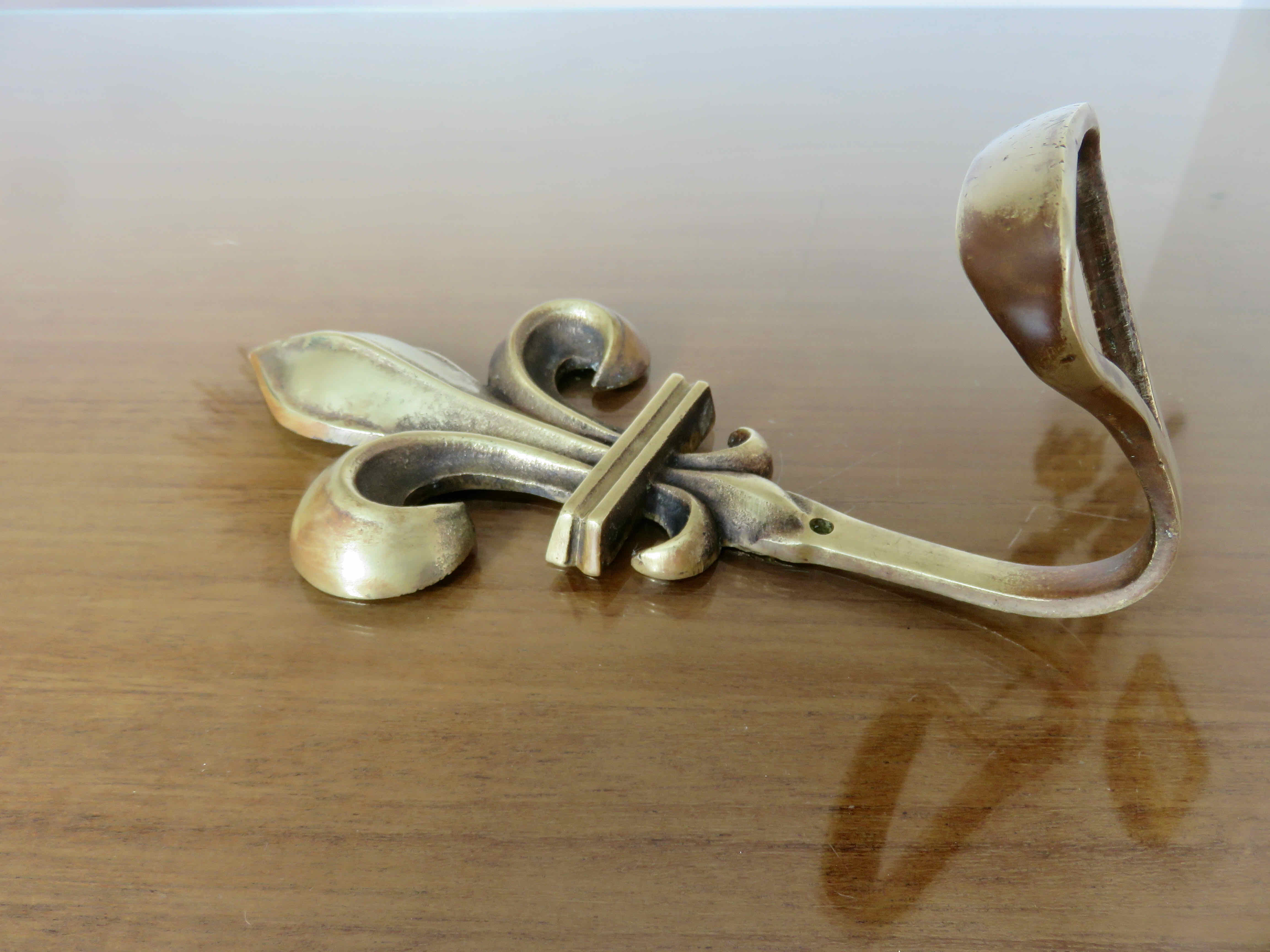Wall hook fleur de lys bronze 20s 30s