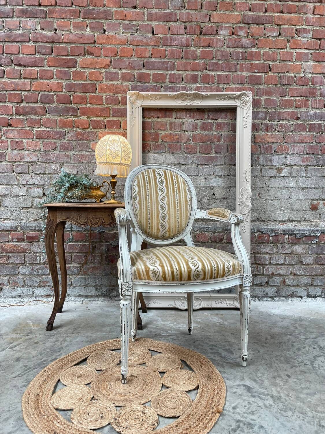 Fauteuil français de style Louis XVI avec revêtement