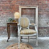 Fauteuil français de style Louis XVI avec revêtement