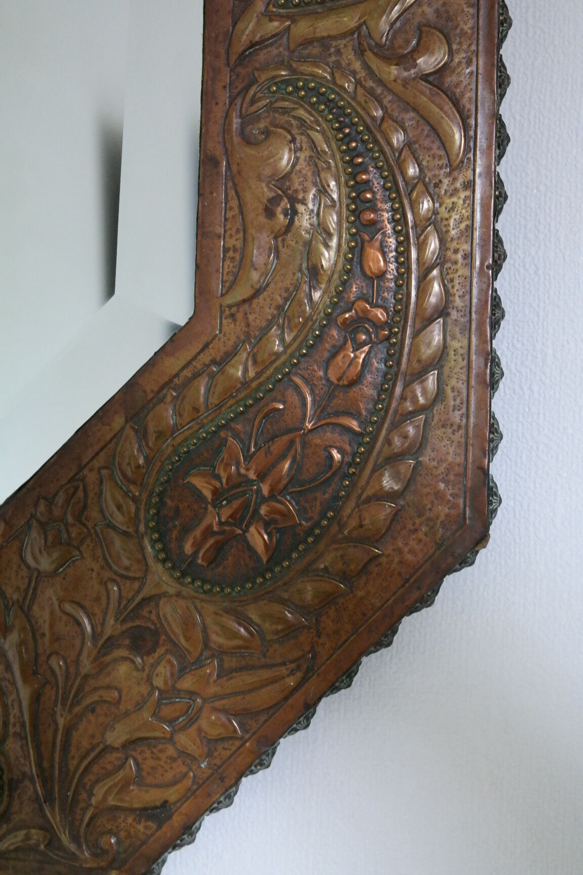 Antique bevelled artisanal mirror in repoussé copper - 54x45cm