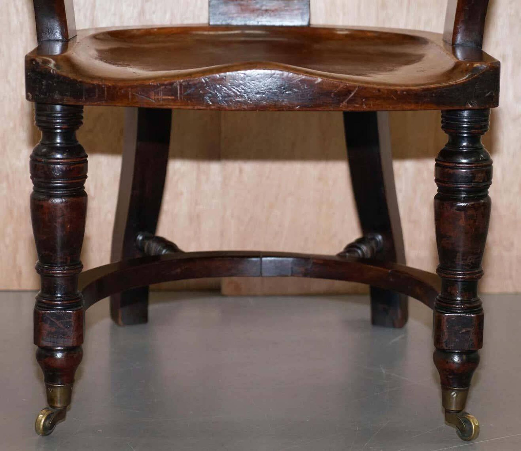 Chaise de capitaine victorienne en noyer d'Eton College