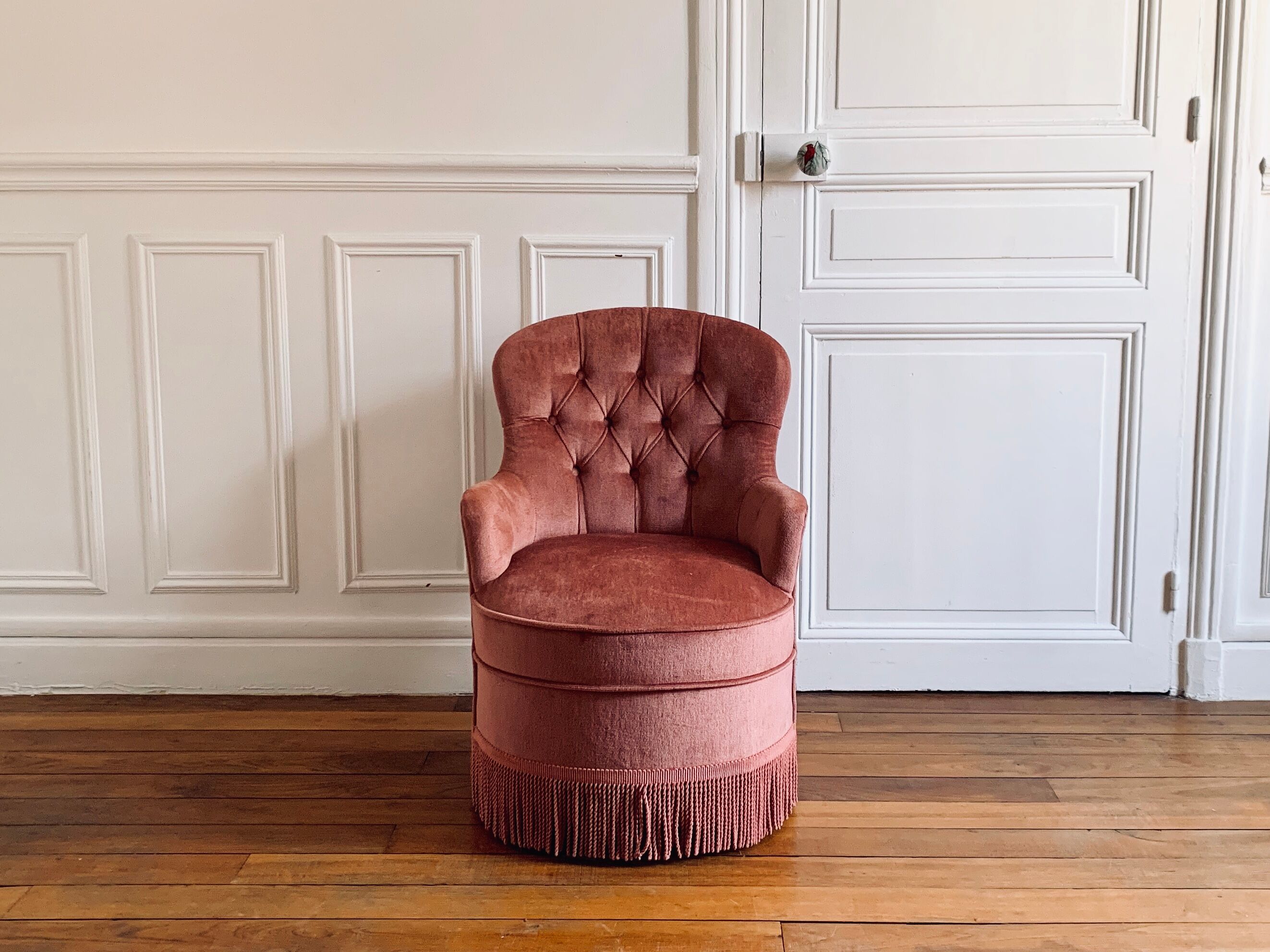 Pink velvet toad armchair