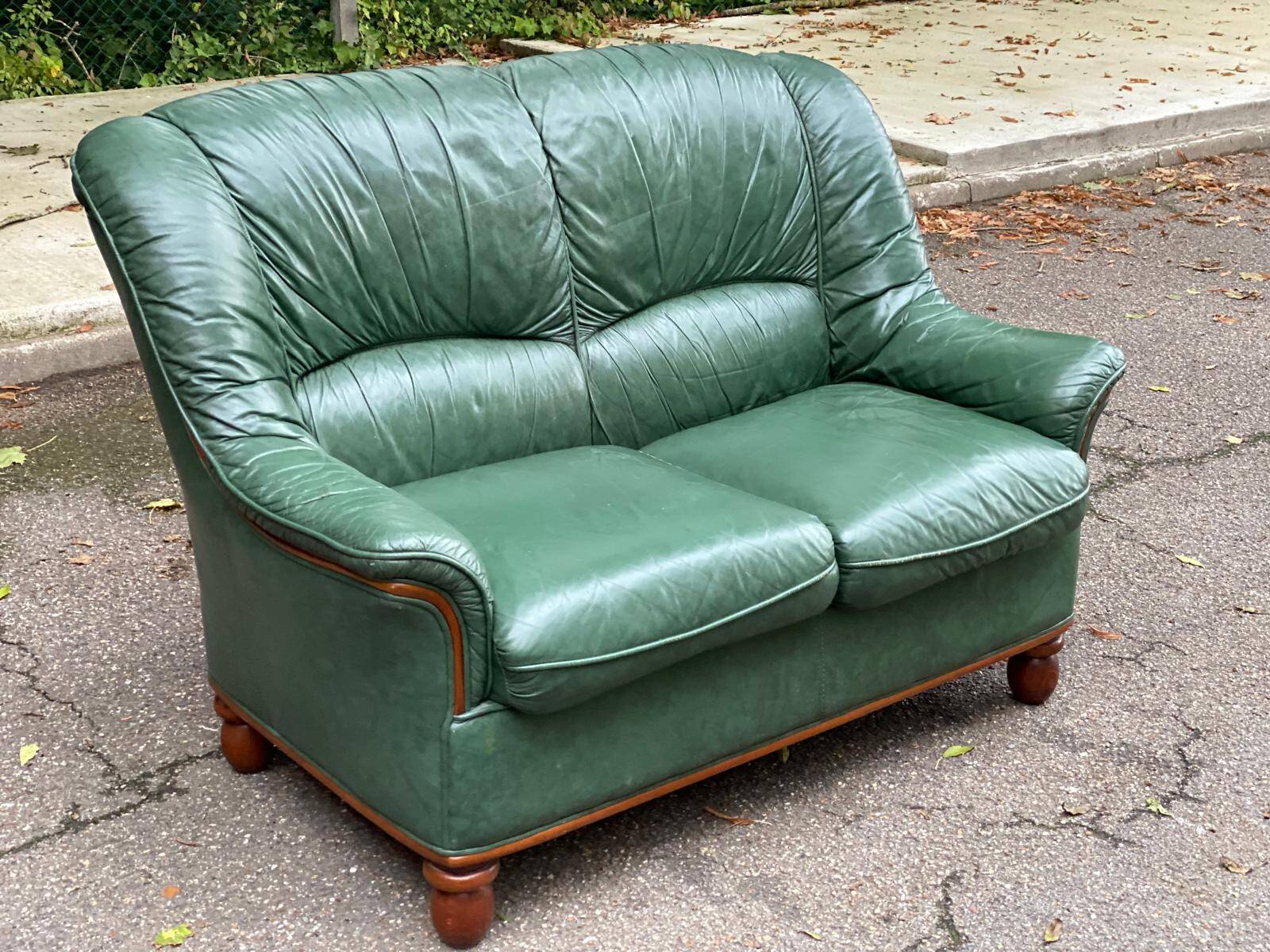 Vintage 2-seater sofa in green leather and solid wood