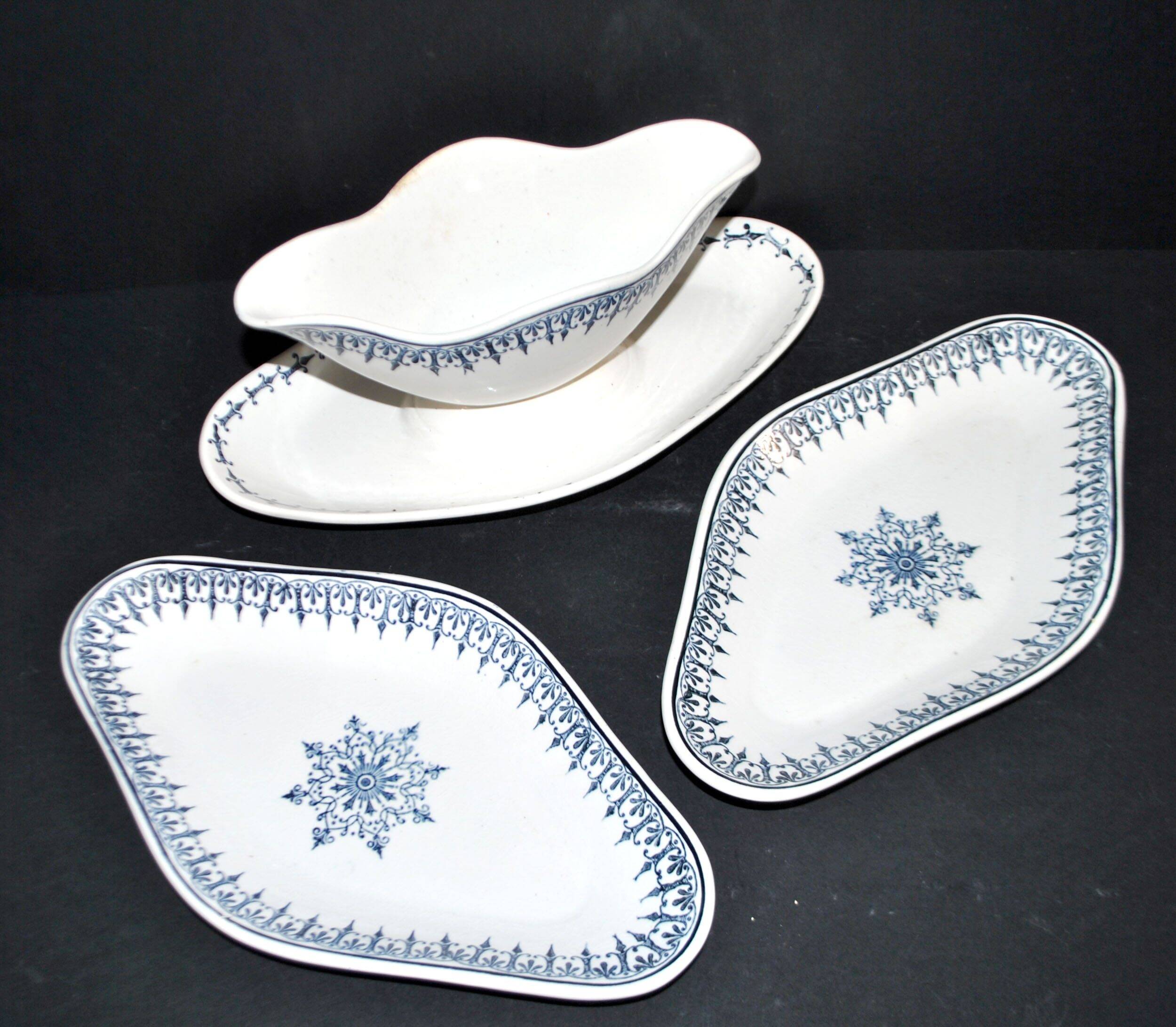 Saint Amand sauce boat and 2 earthenware dishes with navy blue rose decoration Primax