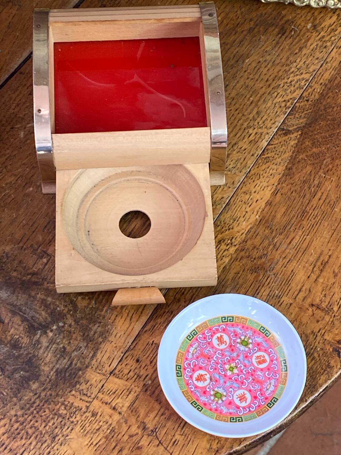 Sliding lid cigarette or cigarillo box