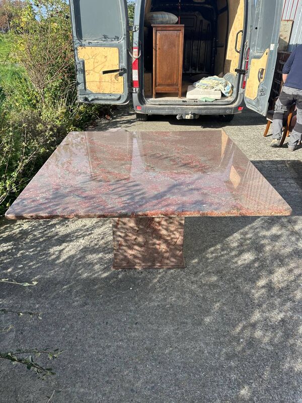 Table en marbre rouge