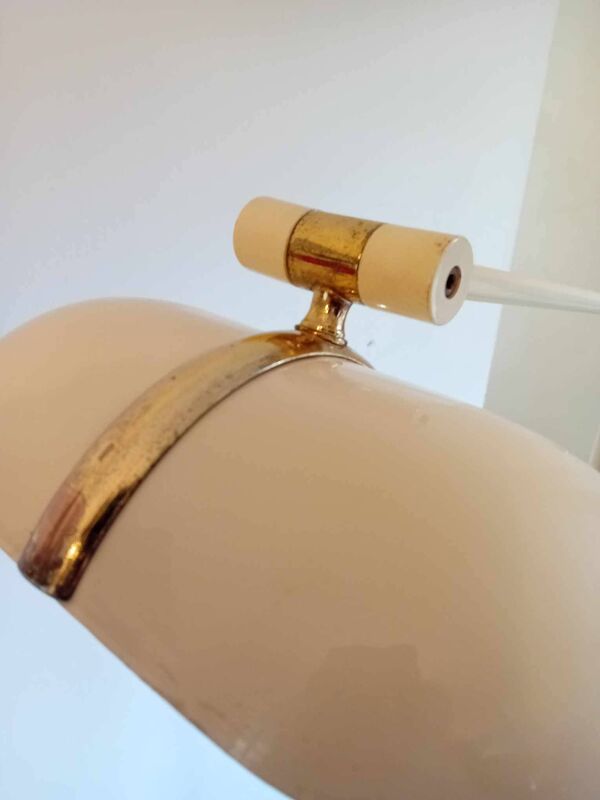 Lampadaire Italien Années 70, Couleur « Beurre Frais » étiquette « Made In Italy ».