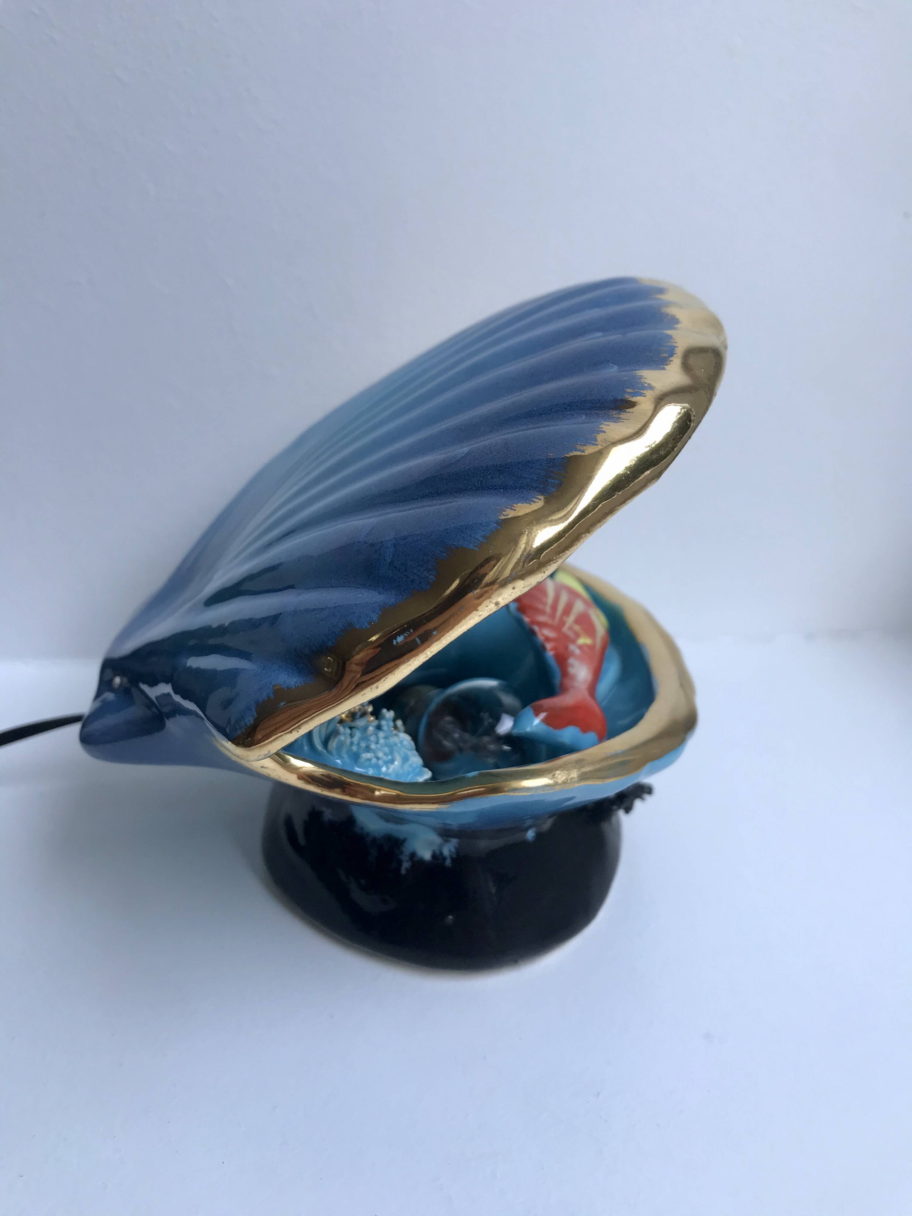 Petite lampe coquillage bleu et poissons signée vallauris années 1970