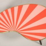 Table d'appoint, en forme de rein, rayures rouge-rose, trois pieds élégants, style années 50