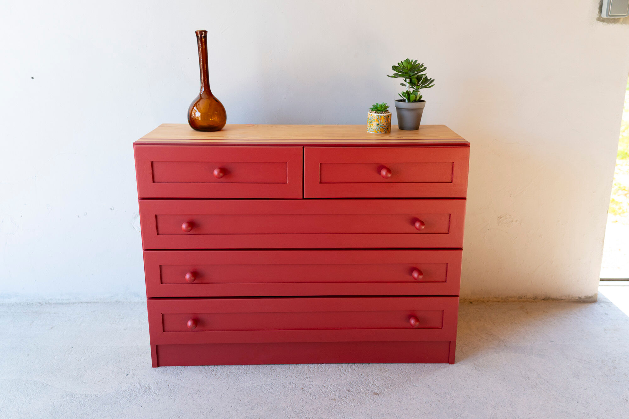 Commode pin massif rouge
