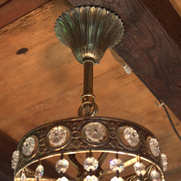 Antique lustre style château avec pampilles et details florale