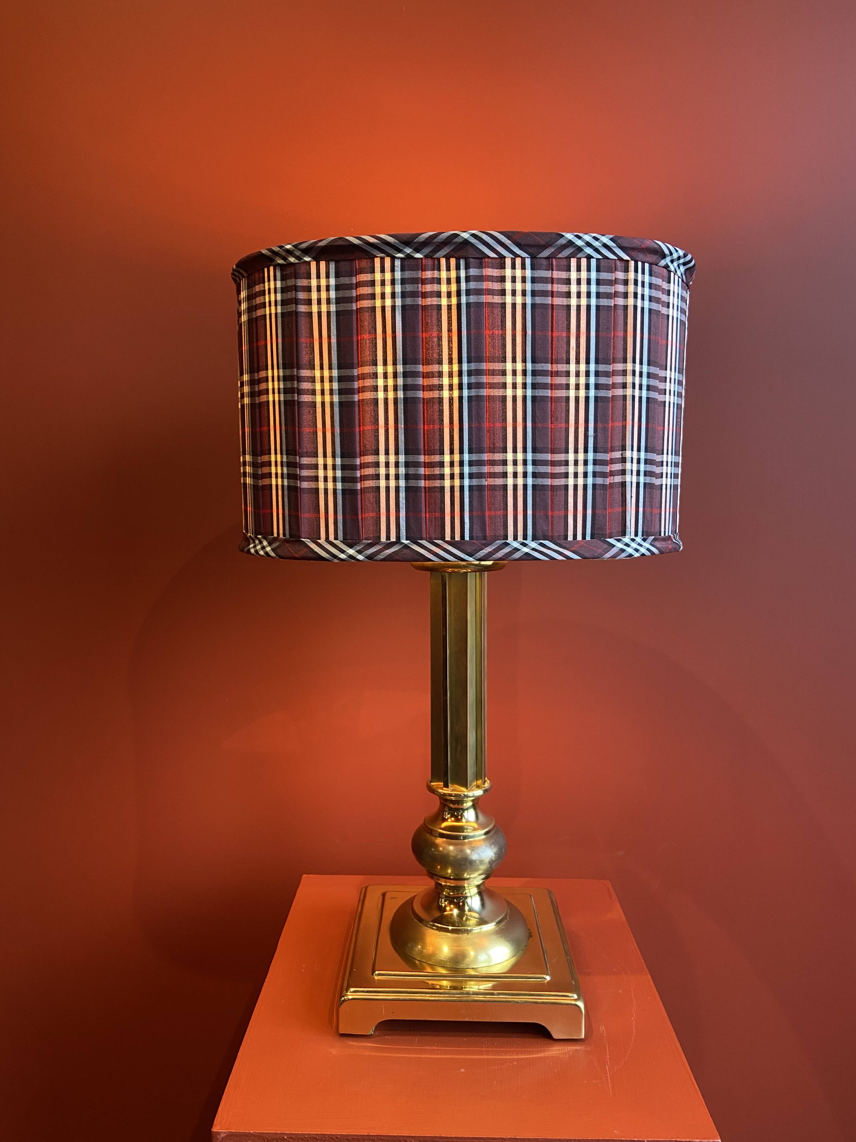 Lamp base in gilded brass, oval silk lampshade with a checkered pattern in burgundy.