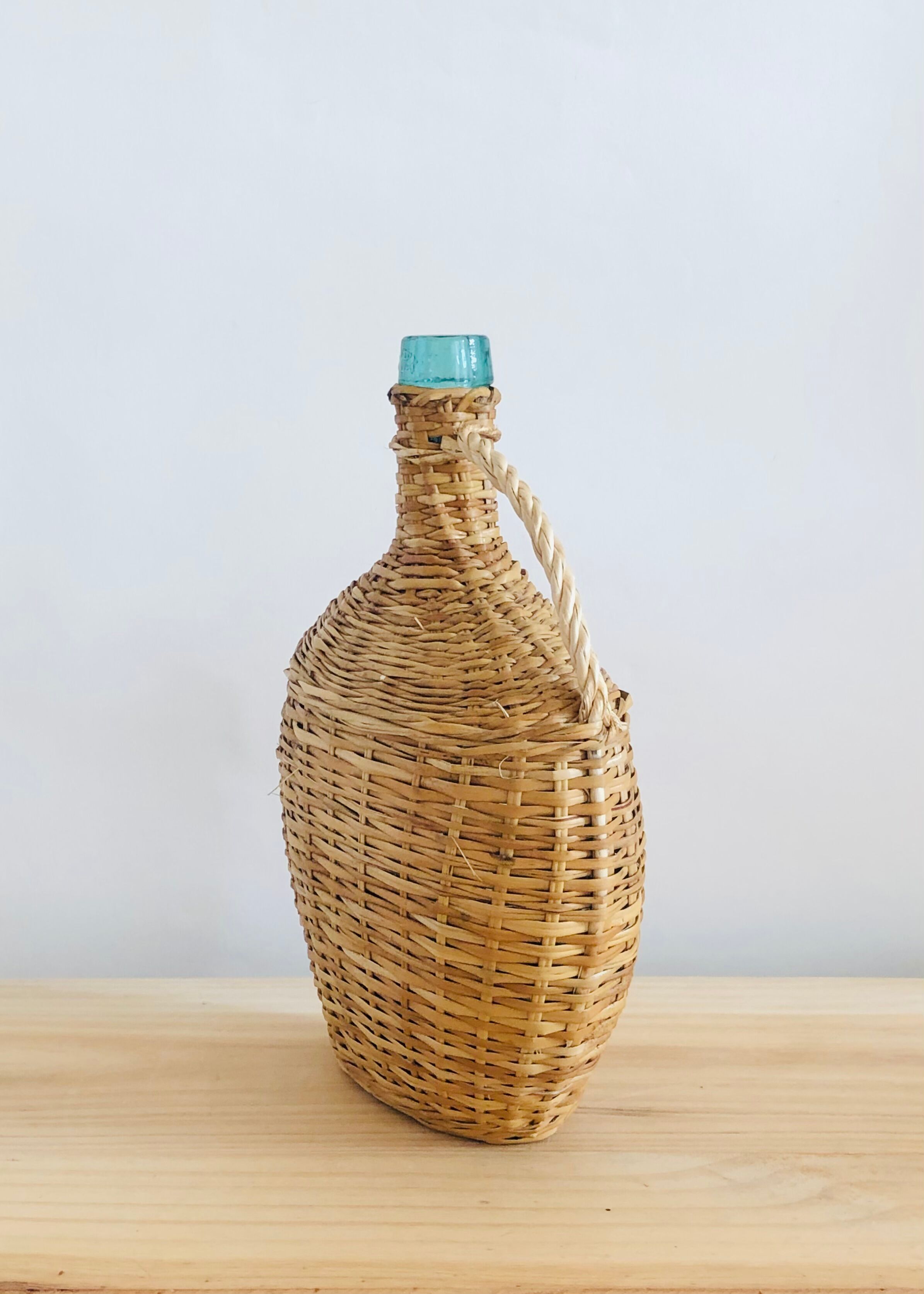 Viresa bottle in glass and wicker