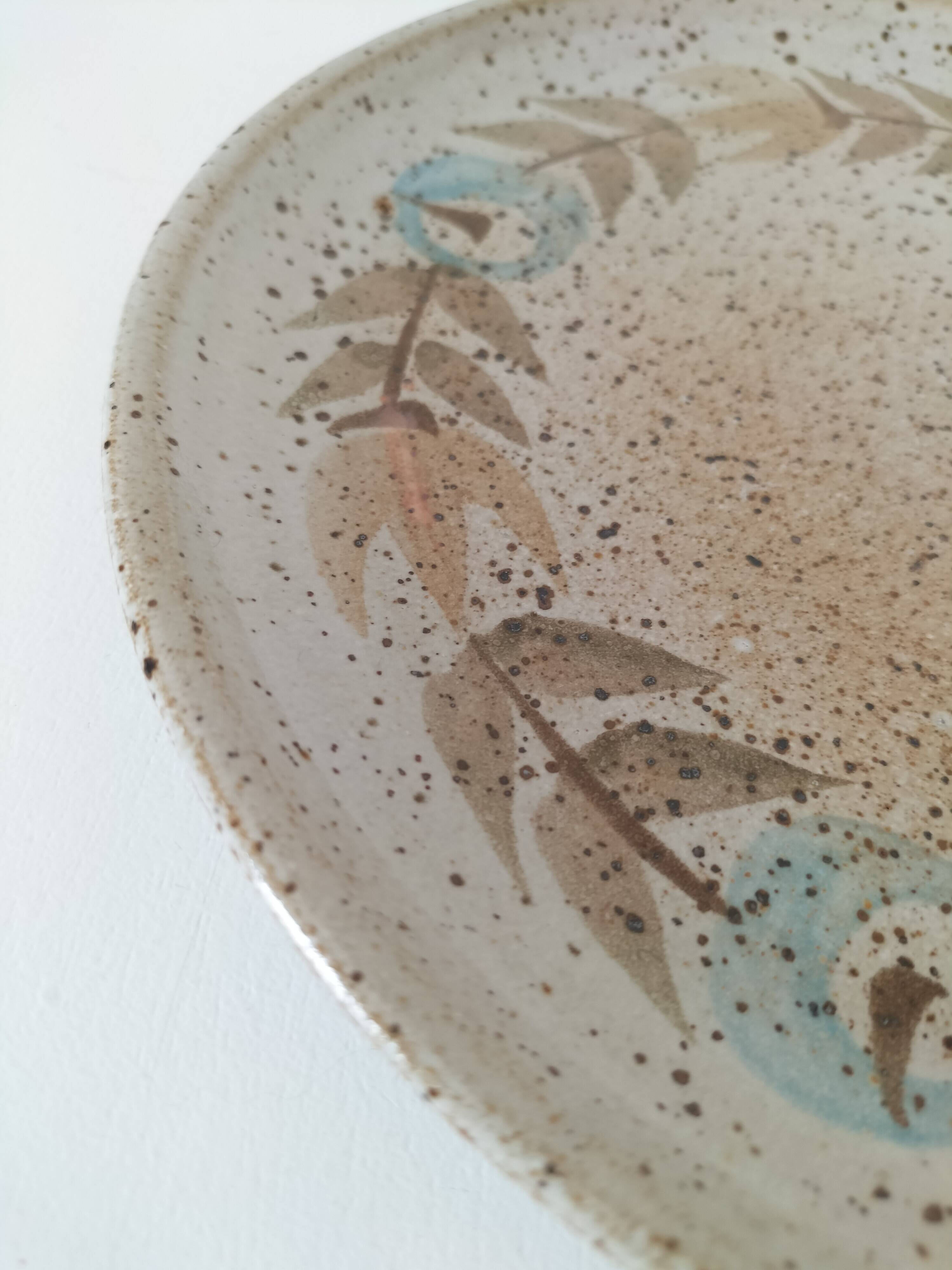 Speckled stoneware plate with floral decoration