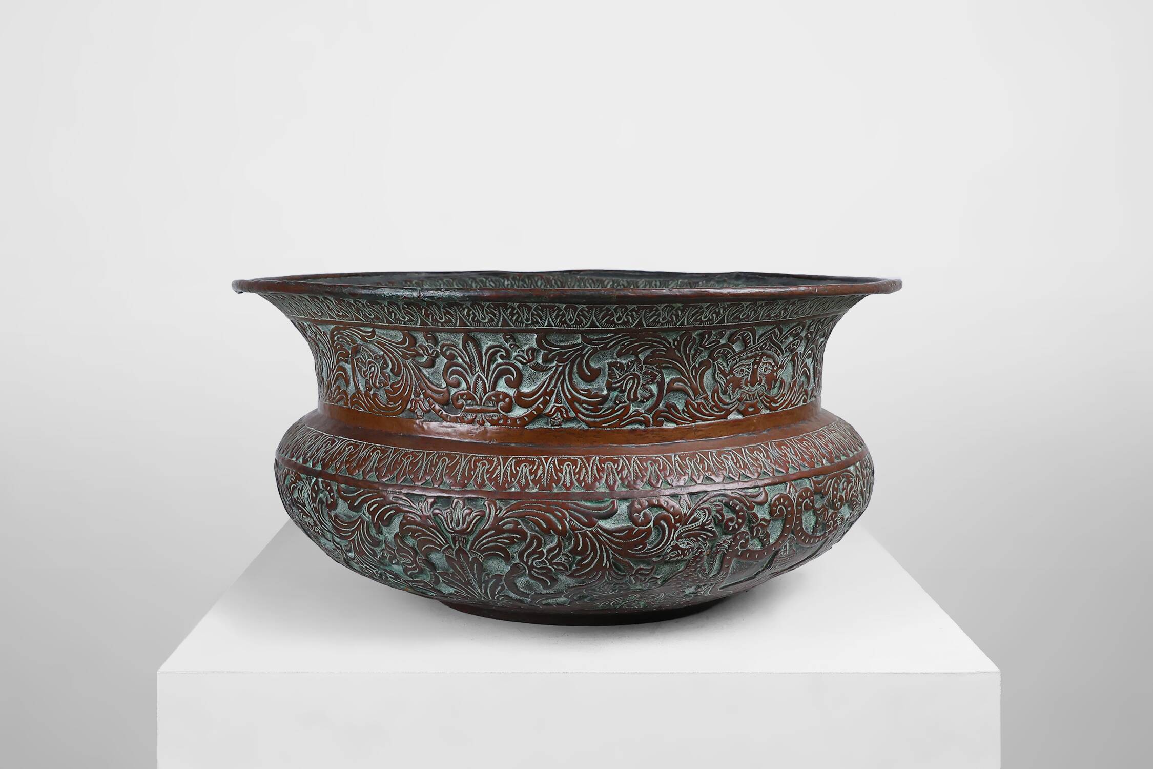Cache-pot rond ottoman antique en cuivre gravé, vers 1850