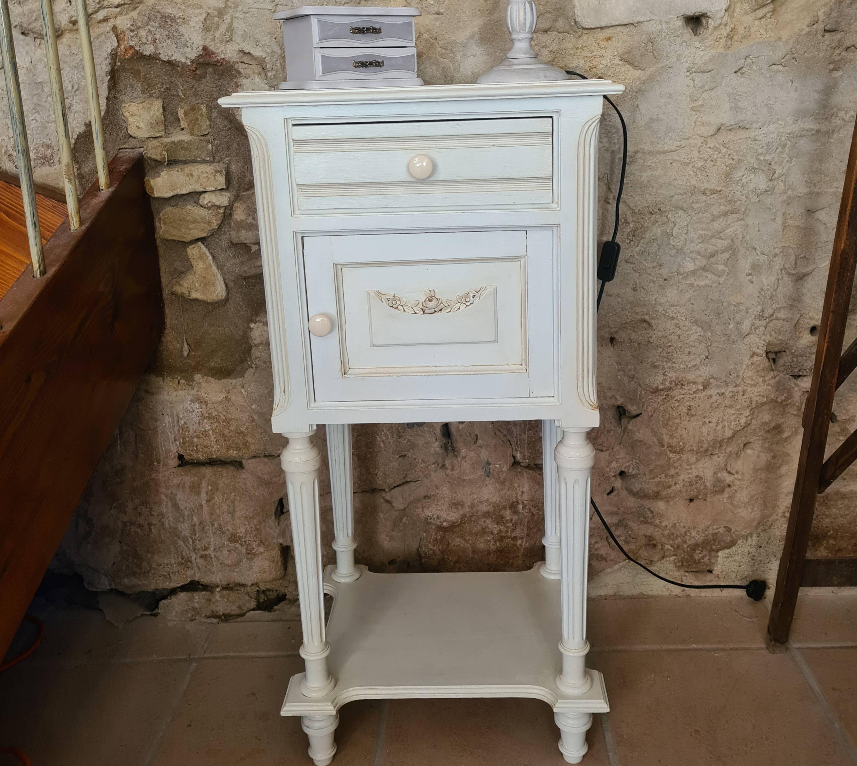 Bedside table early 1900, fluted feet