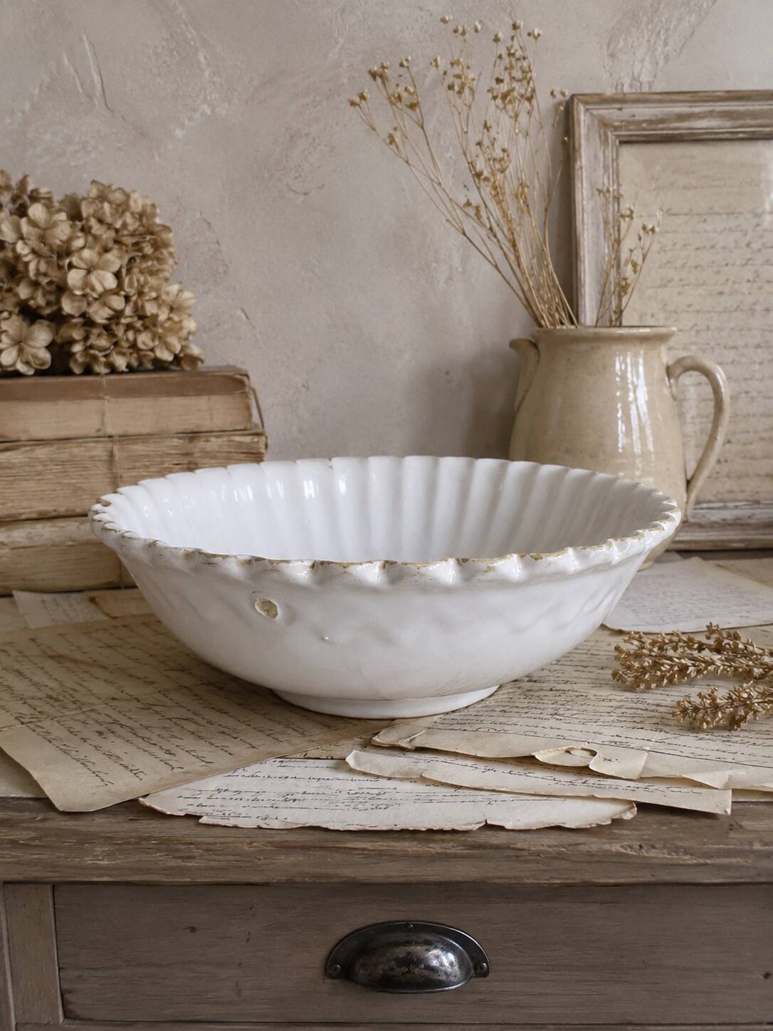 Ancien plat creux en faïence blanche godronnée XIXeme