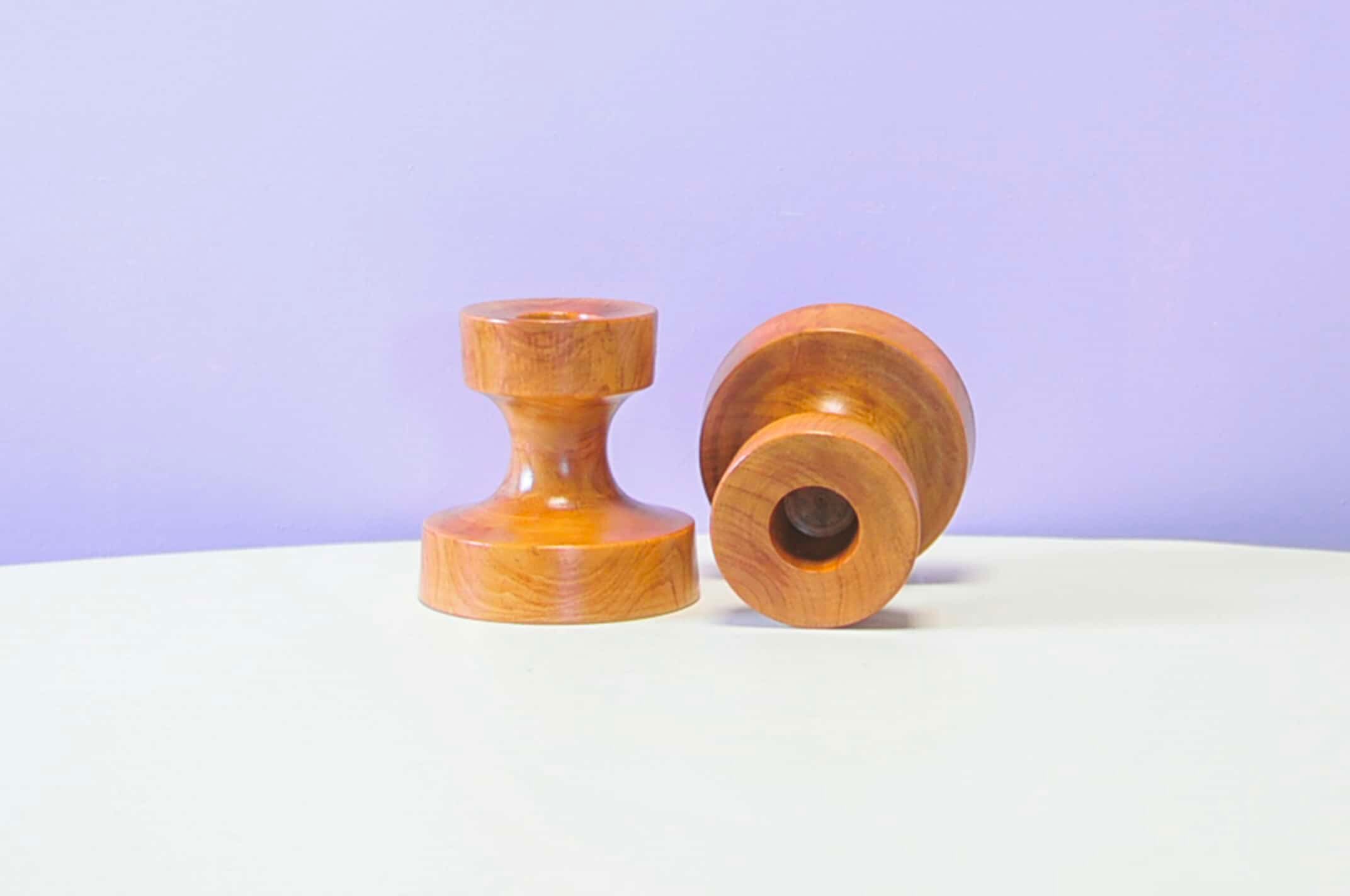 Ensemble de 2 bougeoirs en bois de noyer