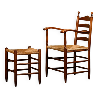 Fauteuil et tabouret rustiques en chêne teinté et jonc, France années 1950