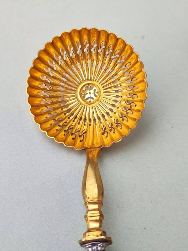 Cuillère à tamiser le sucre en argent et argent doré