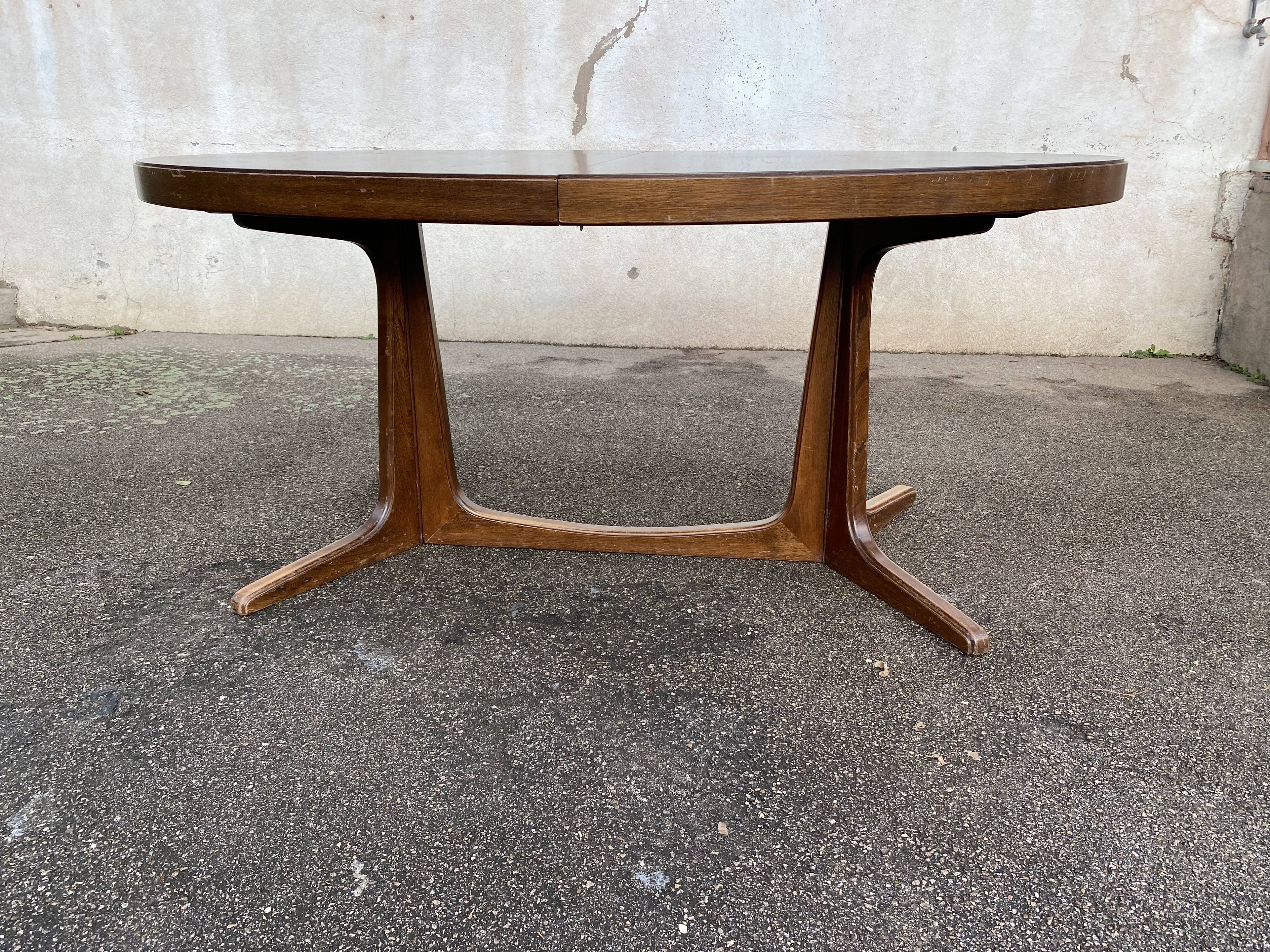 Oval baumann table