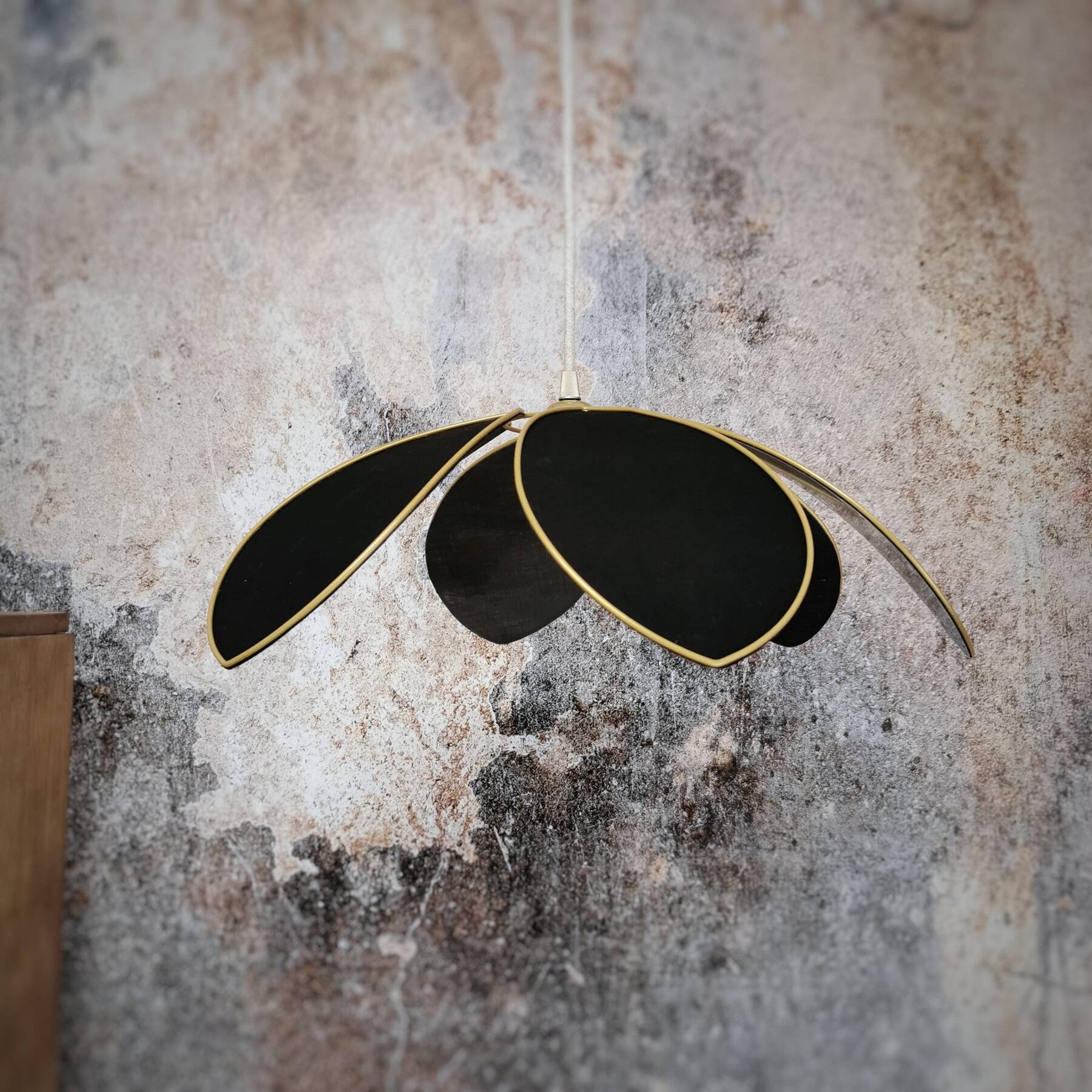 Flower suspension with metal structure and 6 black linen petals