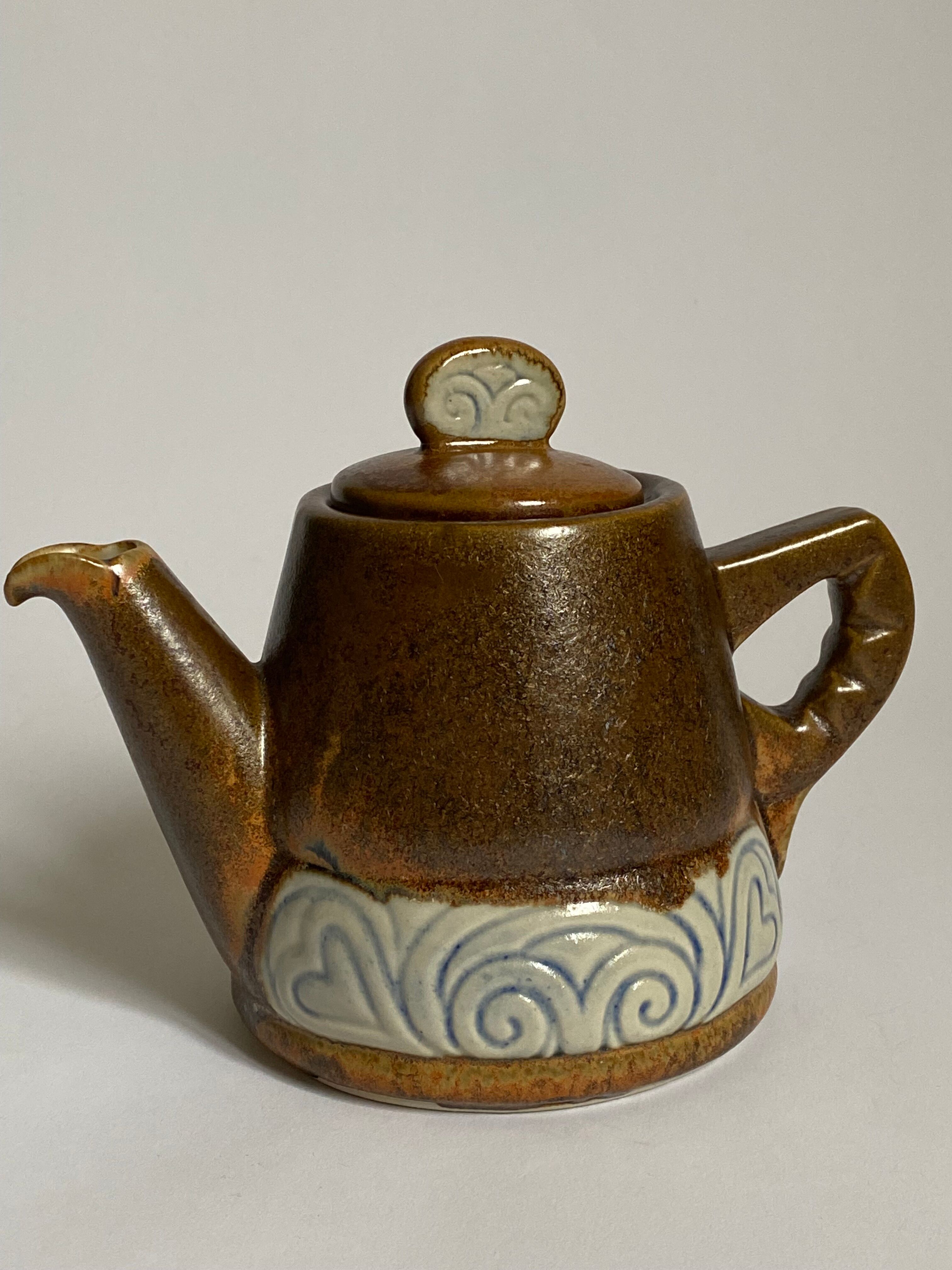 Theiere and milk jar thereof