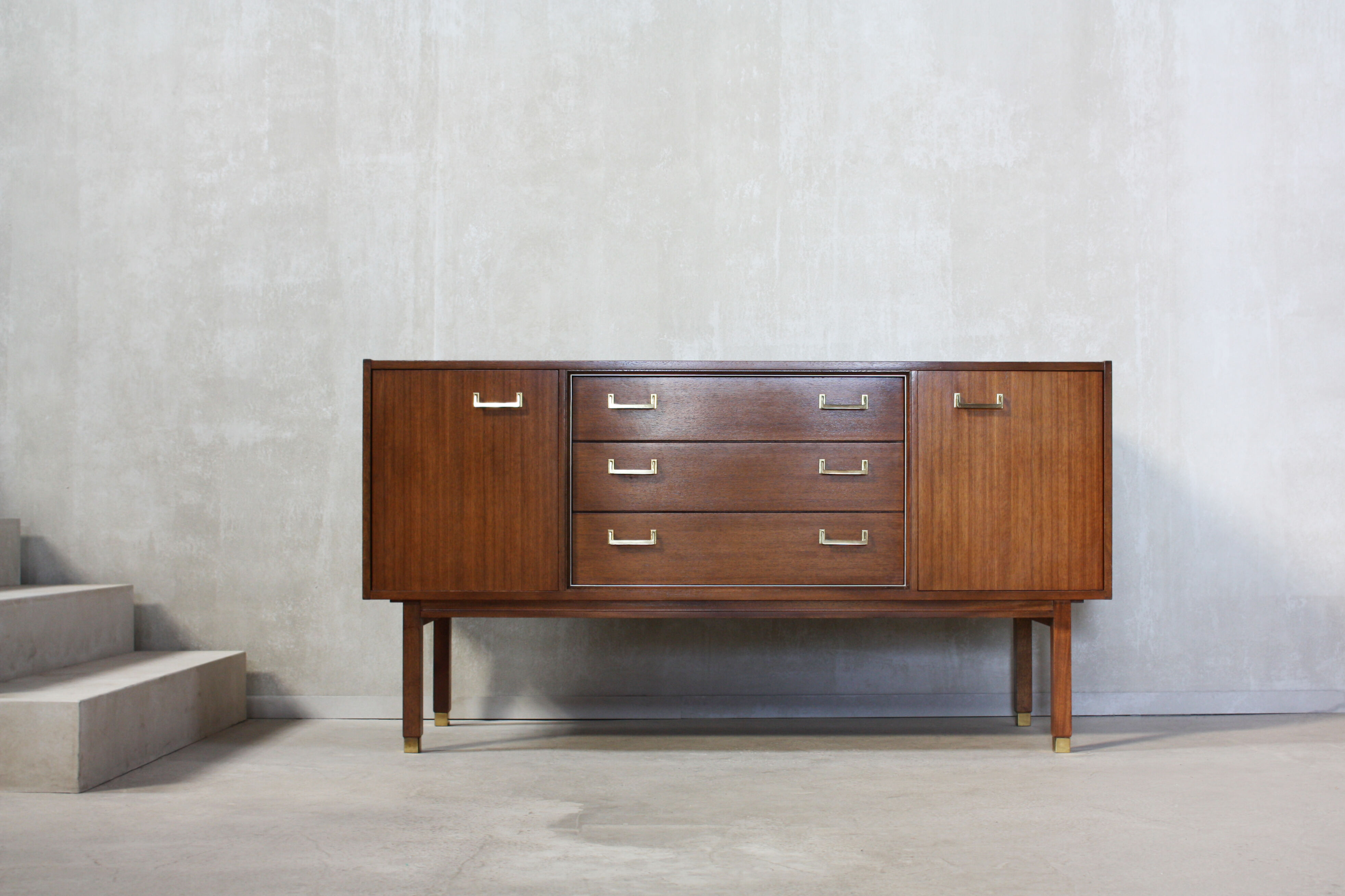 Enfilade en bois signée E-Gomme 1960s