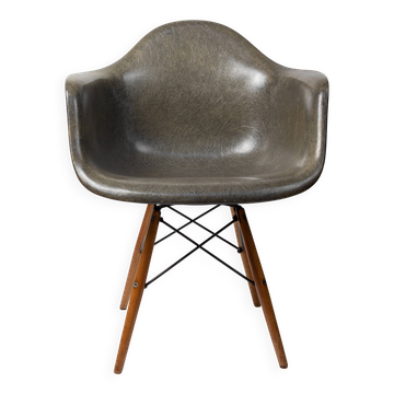 Paw chair, Charles Eames, manufactured by Zenith Plastics for Herman Miller.