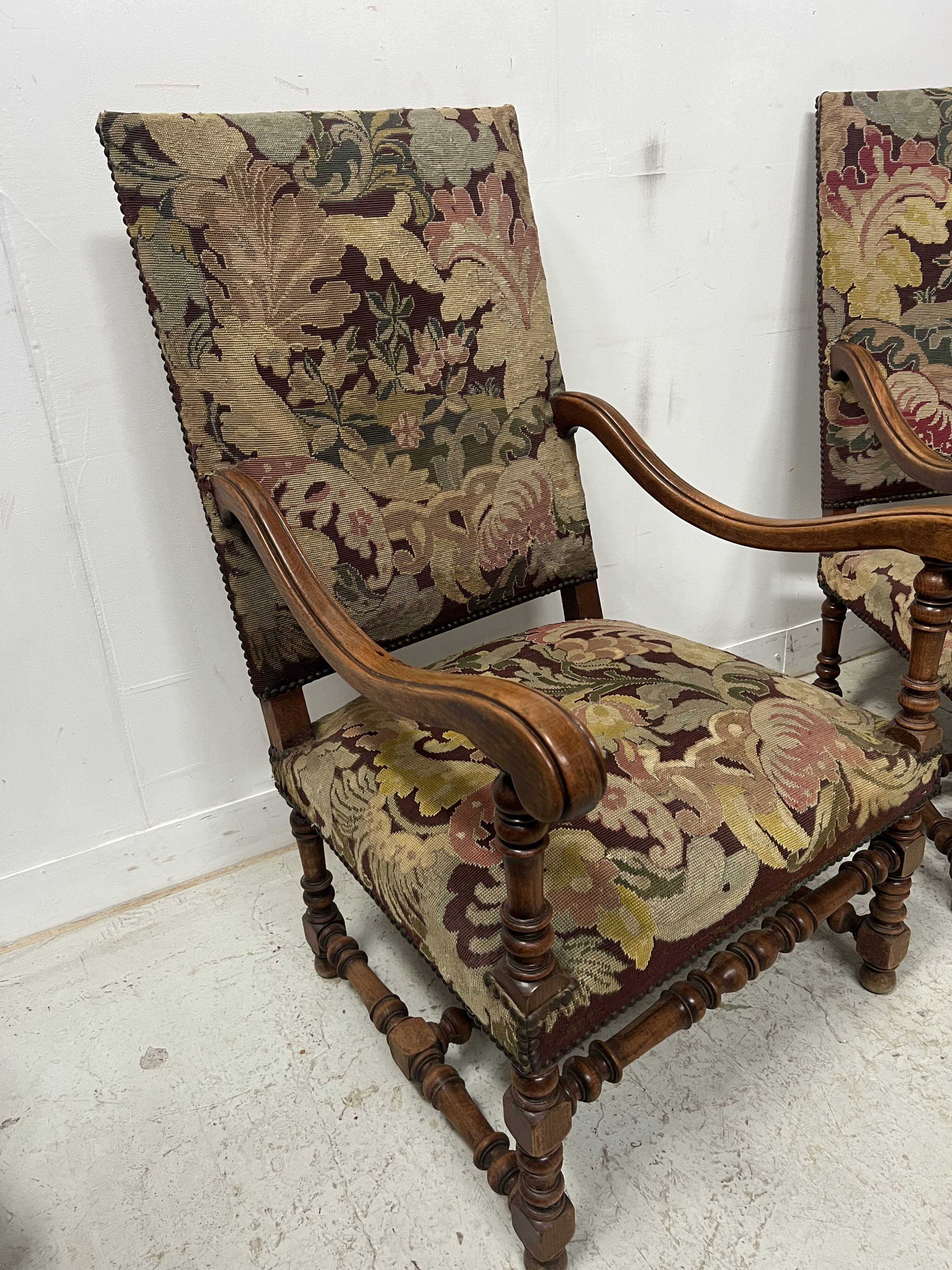 Paire de fauteuils de style Louis XIII a haut dossiers plats XX siècle
