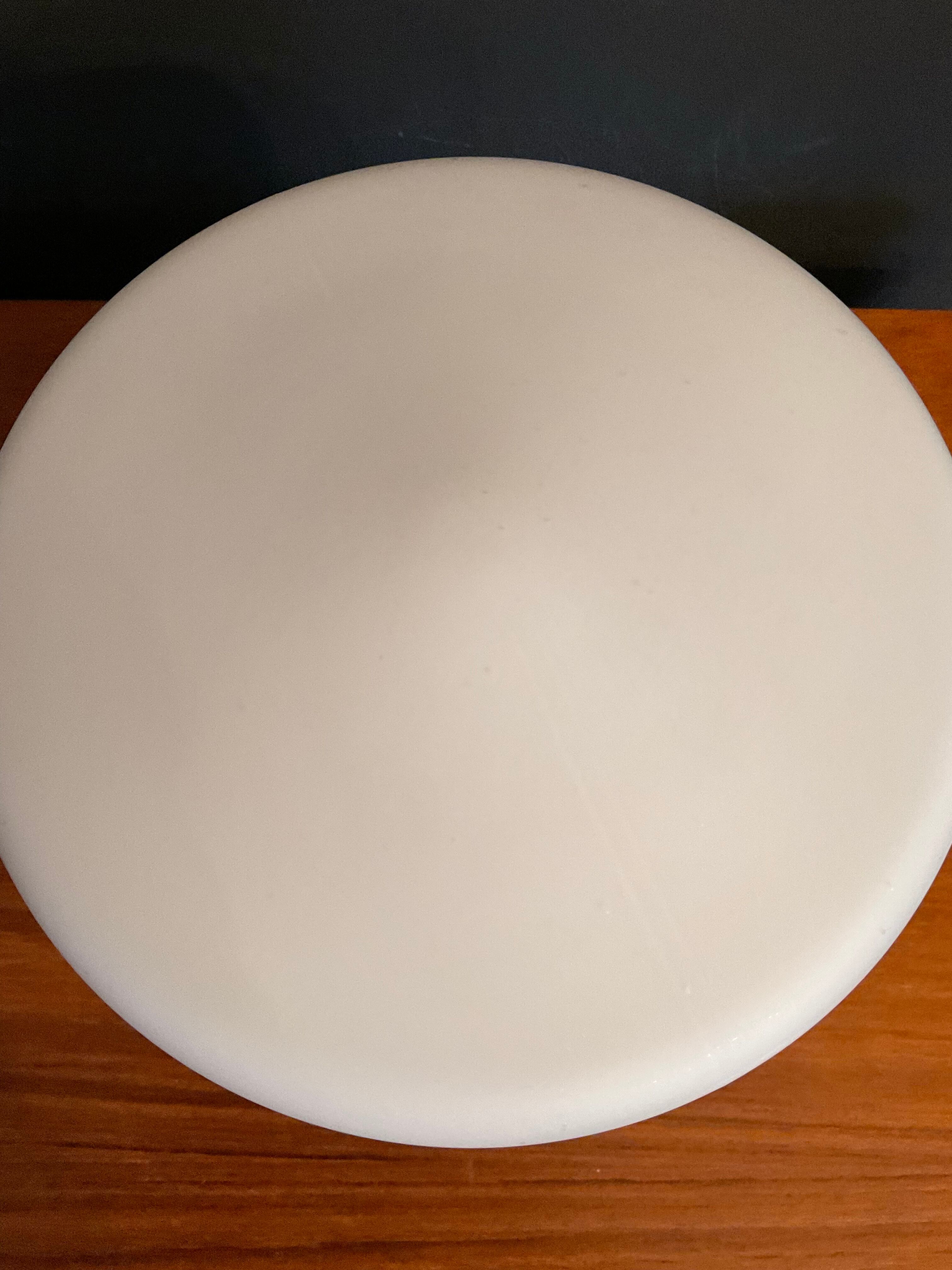 Mushroom lamp in opaline 60s