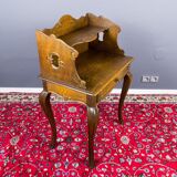 Table de chevet ou table d’appoint en chêne de style rococo, vers les années 1930
