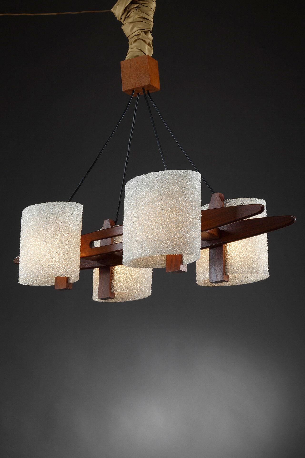 Suspension scandinave en teck et perplex granité