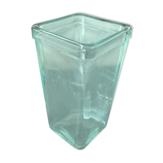 Vase en verre à base carrée