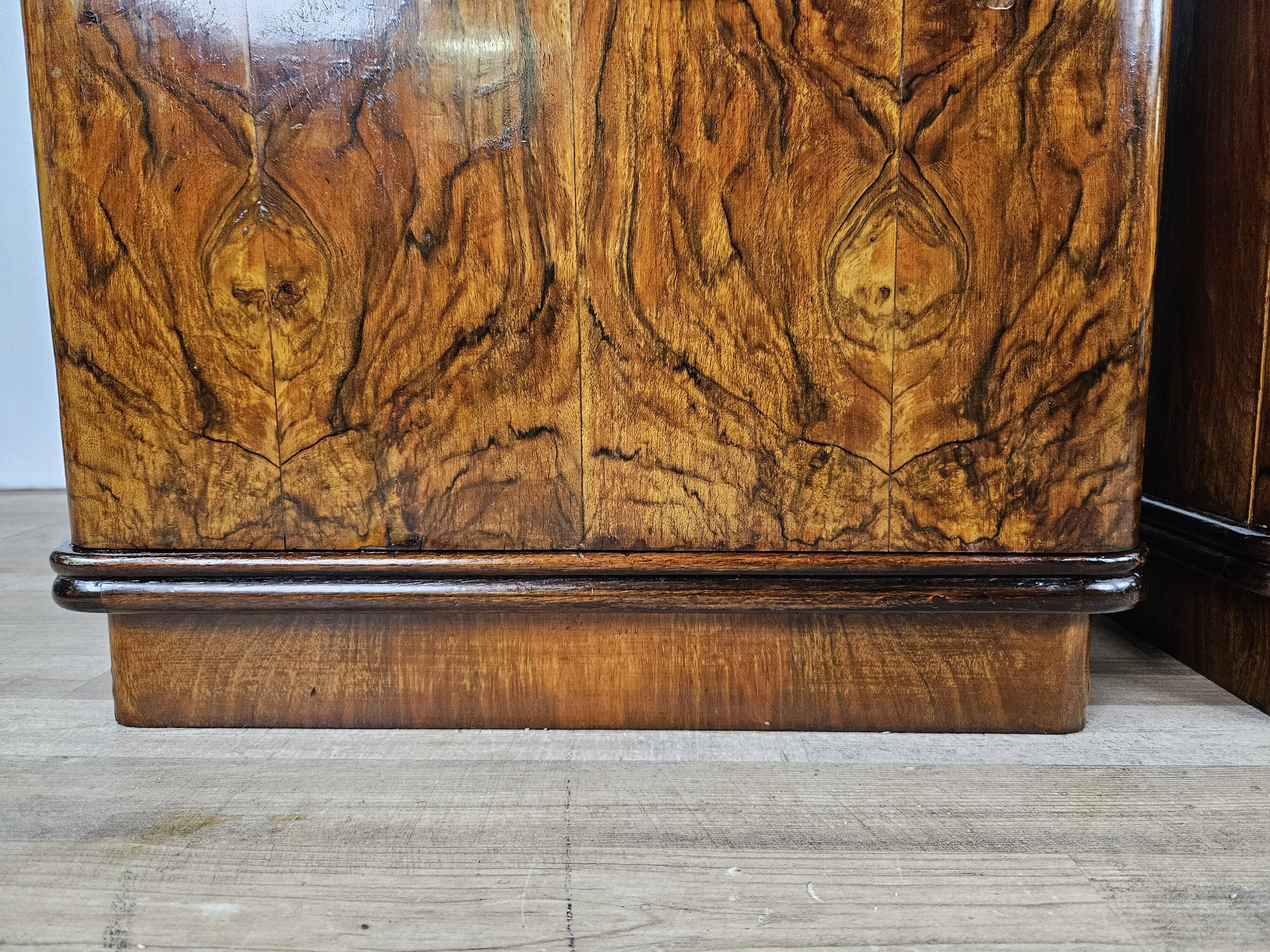 1940 Art Decò nightstands in walnut with door and shelf