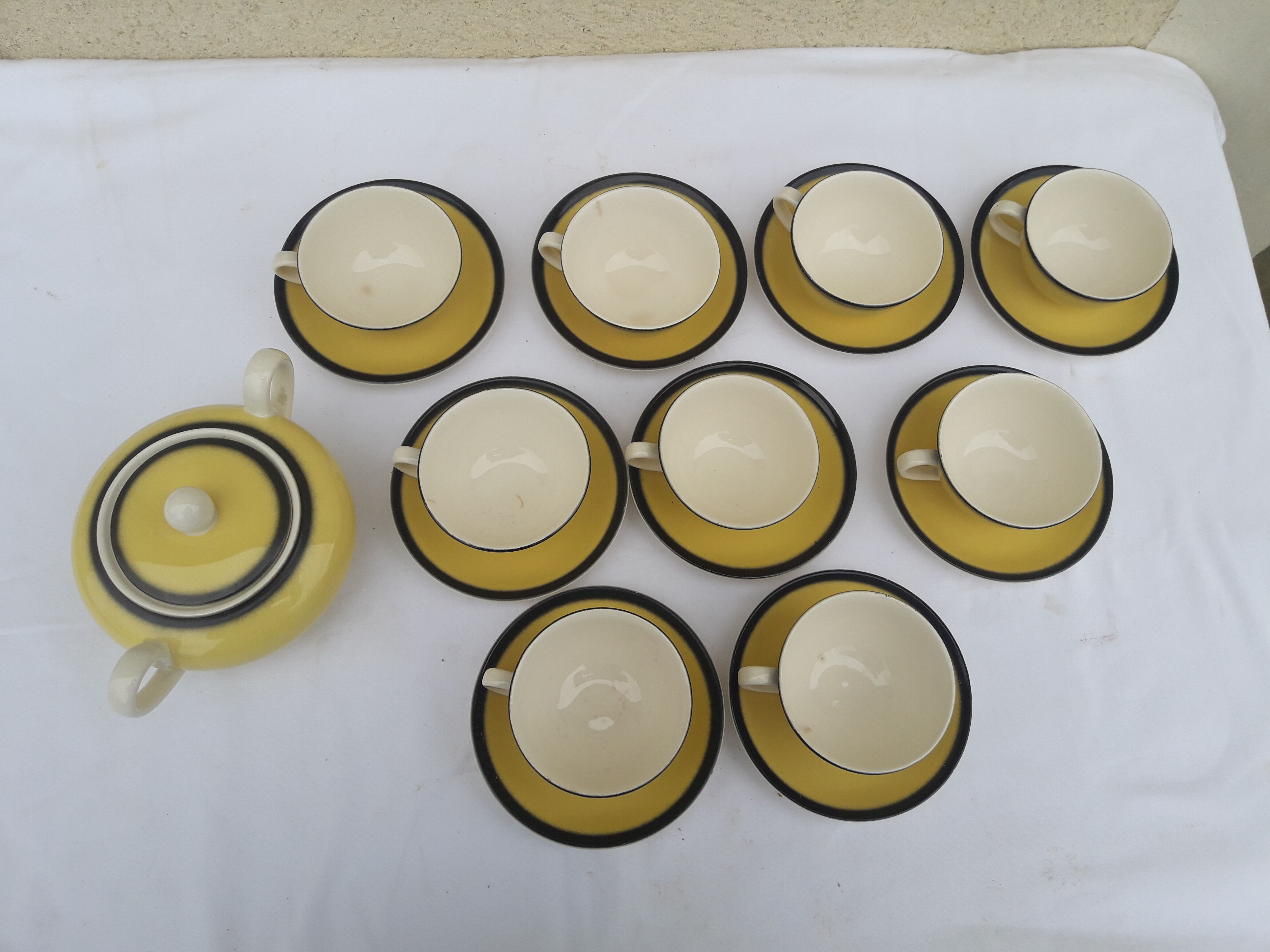 9 cups with saucers and a sugar maker Villeroy and Boch model Biarritz year 50