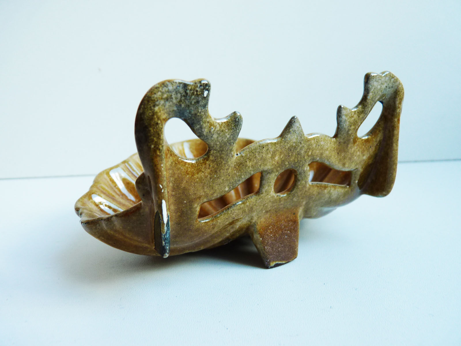 Enamelled cast iron shell soap port