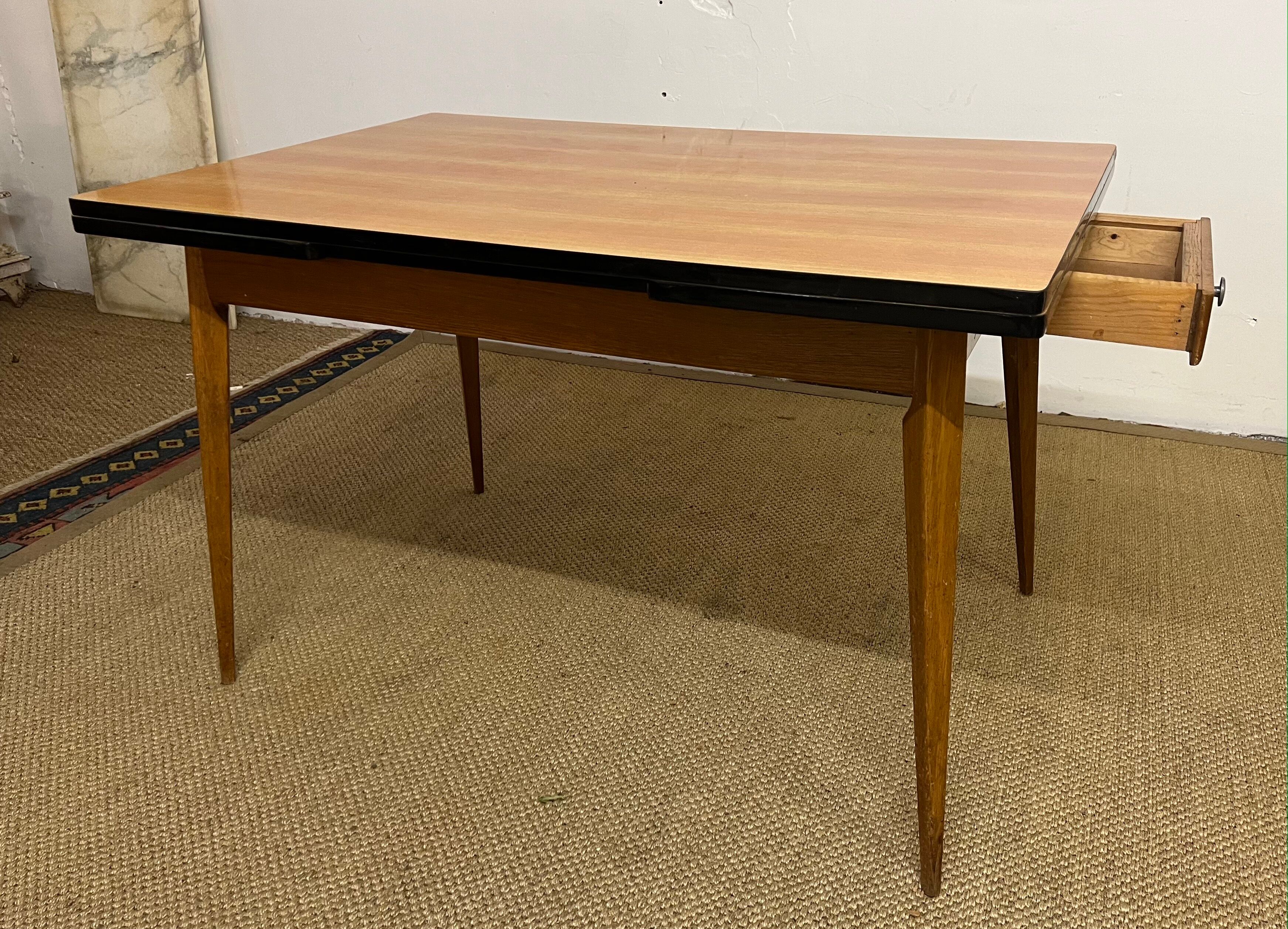 Formica table with extensions
