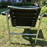Paire de fauteuils en cuir et acier