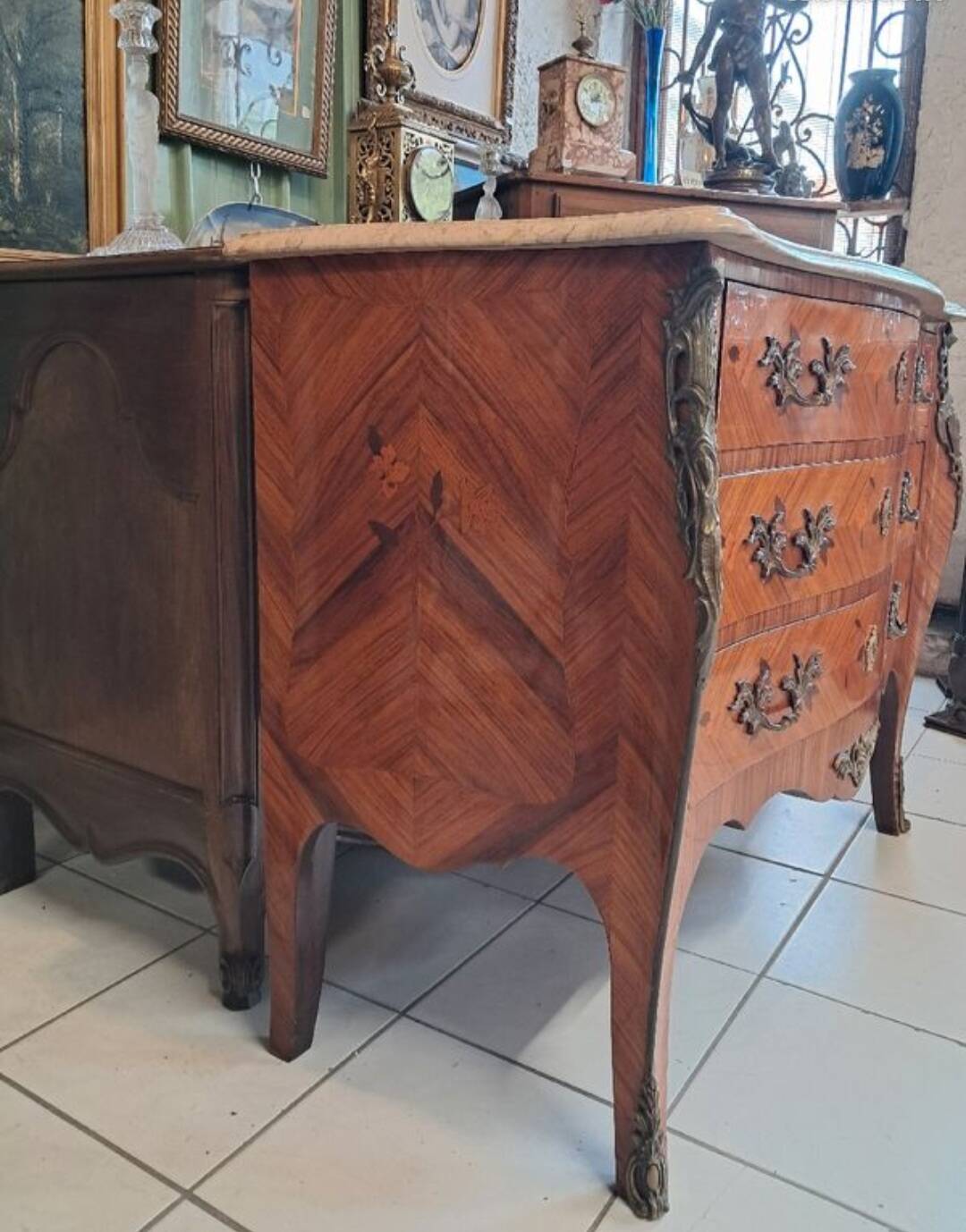 Curved chest of drawers in precious wood, Louis XV style