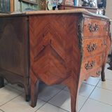 Commode galbée en bois précieux style Louis XV